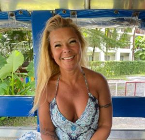 Claudia Hess im Sommerkleid lächelt in die Kamera