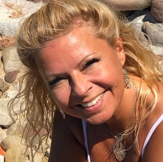 Lachende Claudia Hess Inhaberin der Praxis