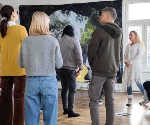 Eine Gruppe Menschen stehend bei einer Familienaufstellung