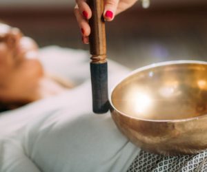 Klangschale über einem weiblichen Körper