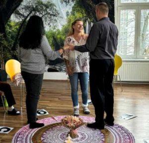 Szene einer Systemischen Aufstellung mit Claudia Hess und 2 weiteren Personen